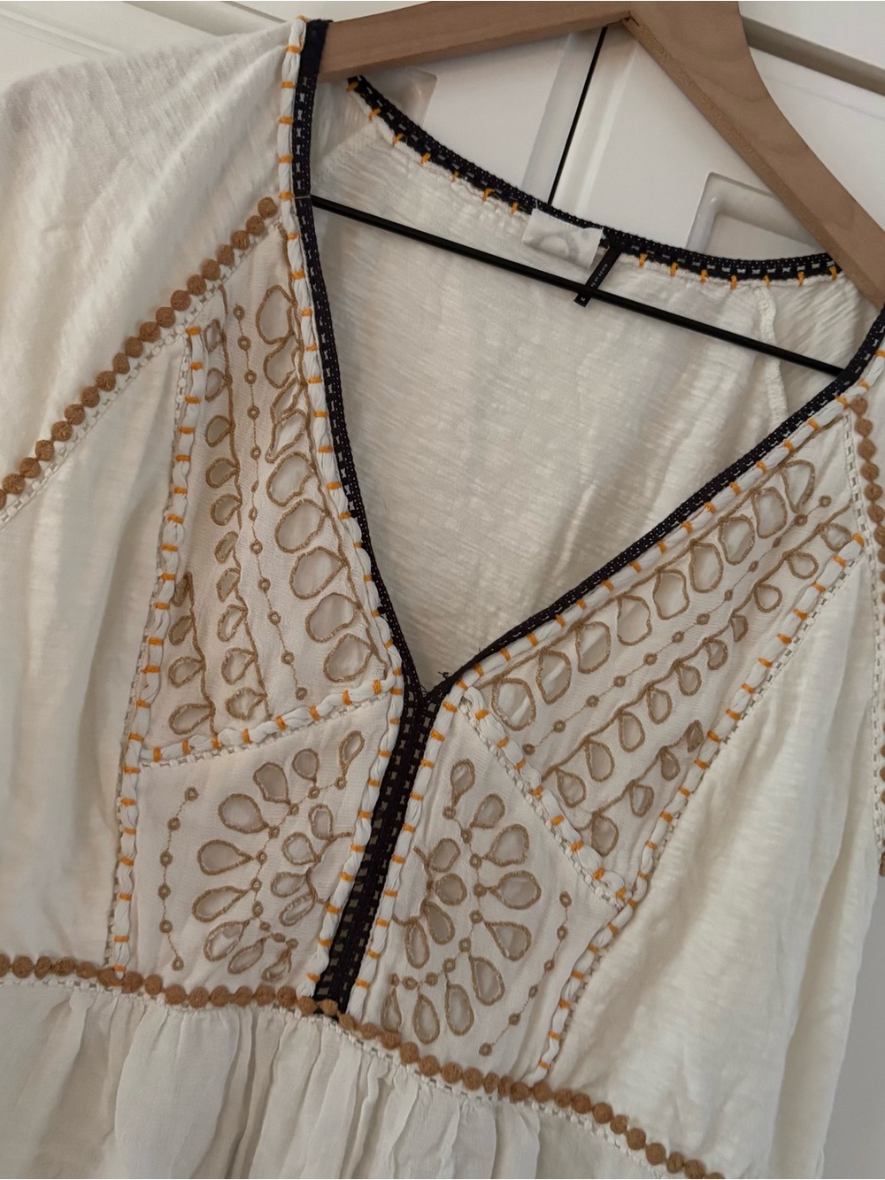 Akemi & Kin Medium Anthropologie Keira Embroidered Top - Picture 3 of 5